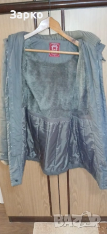 Продавам топло зимно женско яке с качулка. Запазено., снимка 3 - Якета - 53307946