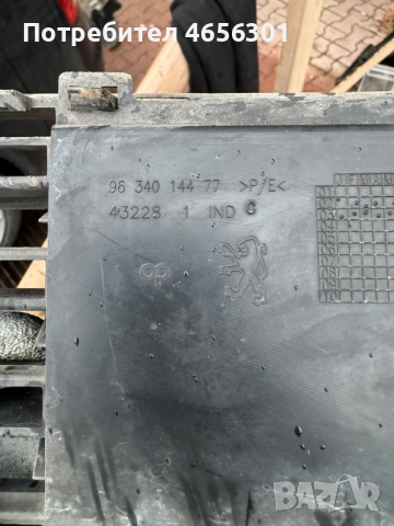 Средна решетка на предна броня на Пежо Pejo 307 само за 20лв. 9634014477, снимка 3 - Части - 52487233