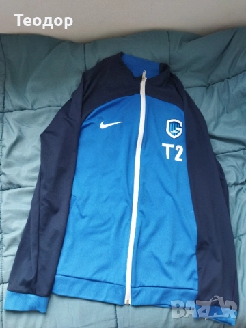 Продавам футболно яке на Генек номерът на тениската e S.