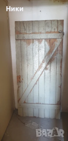 Дървена врата за мазе, таванско помещение или ограда.