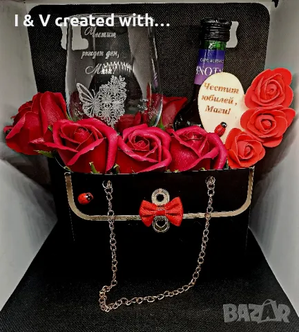 Красива чантичка с рози, вино и персонализирана чаша, снимка 1