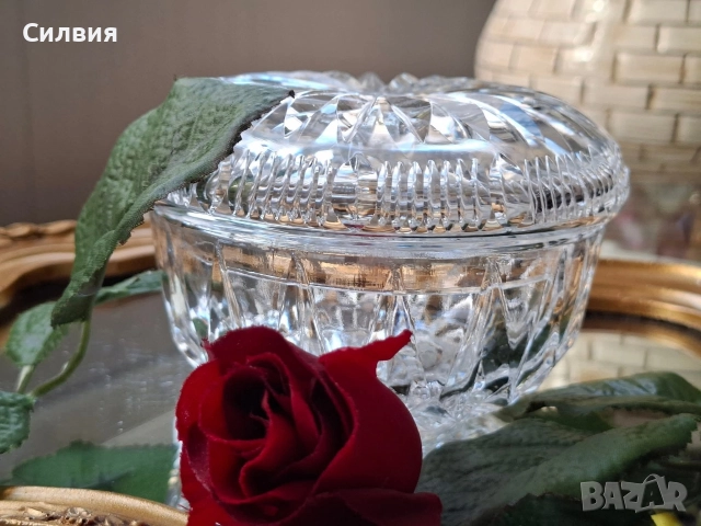 Малка кристална купа с капак 