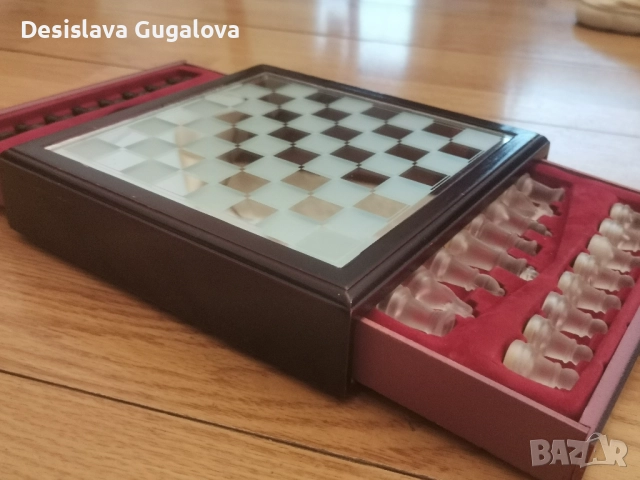 Стъклен шах в луксозна дървена кутия, снимка 2 - Шах и табла - 52548601