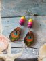 Уникални и мноого красиви обици с три цвята камъни Хаулит и рисувани паунови пера върху дърво, снимка 1 - Обеци - 32369479