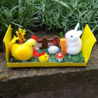 2830 Великденска декорация Зайче с кокошка в градинка, снимка 1 - Декорация за дома - 36503895