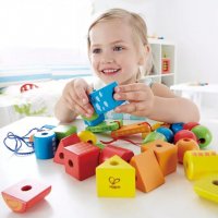 Hape  Дървена игра за малко дете конструктор кубчета с наниз , снимка 7 - Образователни игри - 36583632