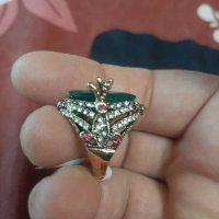 Красив дамски пръстен със зелено камъче и орнаменти , снимка 3 - Пръстени - 35287614