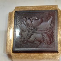 Златна 18к брошка с карнеолова гема изобразяваща три глави, снимка 16 - Колиета, медальони, синджири - 43491618