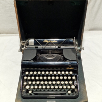 Пишеща машина Olympia , снимка 1 - Антикварни и старинни предмети - 44919854