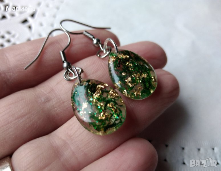 Обеци от смола с горски зелен мъх и златен лист Бижутерска Смола Обици от смола , снимка 1
