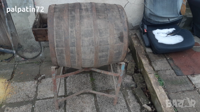 Дървено буре със стойка