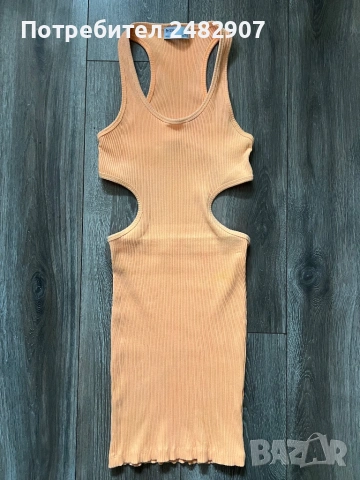 Дамска рокля с гол гръб