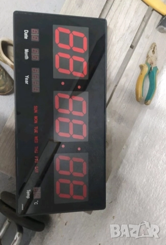 електронен часовник за стена