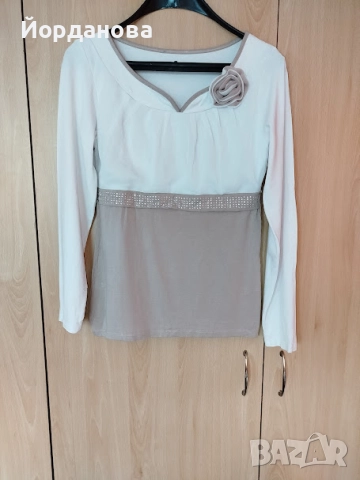 Елегантна вталена блуза с ефектен набор при деколтето