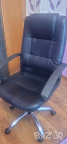 Продавам офис стол 