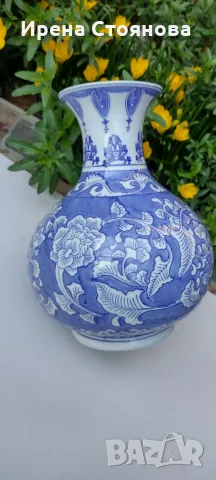 Голяма китайска ваза. Ръчно рисувани флорални елементи в бяло и синьо. , снимка 3 - Декорация за дома - 47321266