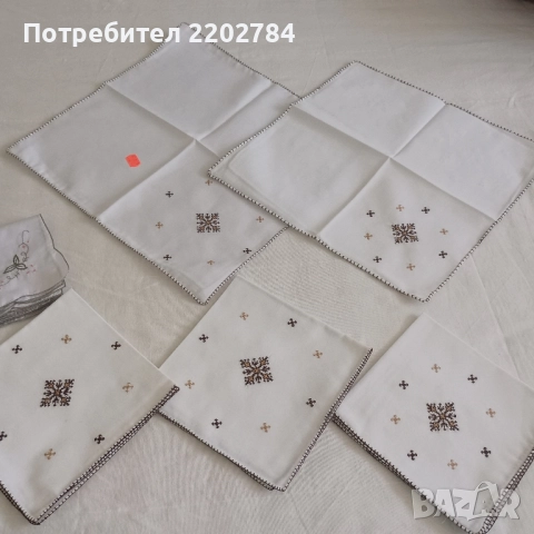 Салфетки от плат и малки бродирани карета, снимка 1