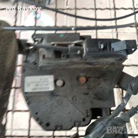 Задна лява брава за Renault Megane III , 40717182, снимка 2 - Части - 48969569