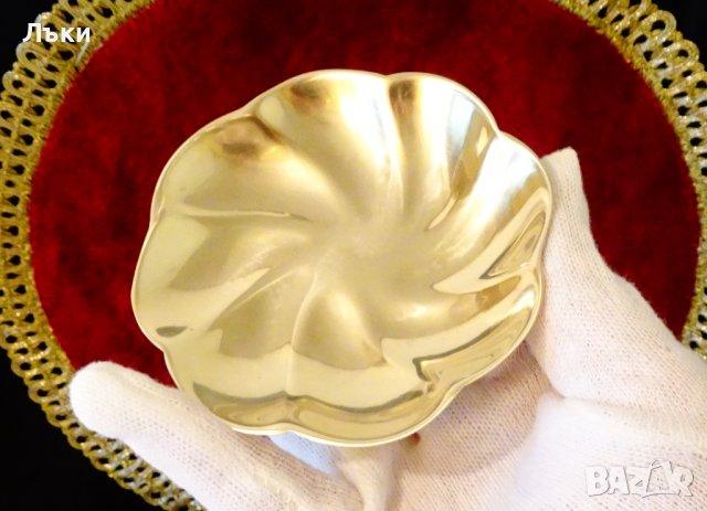 Масивна бронзова купичка за ядки,цвете. 