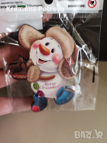 Нов Магнит за хладилник с коледна тематика. Представлява усмихнат снежен човек, облечен в ушанка и б, снимка 2 - Декорация за дома - 52646207