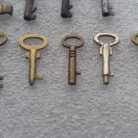 Антикварни бронзови ключове 9 броя, снимка 2 - Антикварни и старинни предмети - 28207812