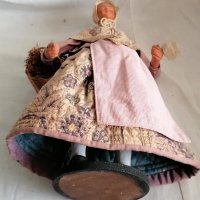 висока фолк кукла издялани рисувани дървени части с плетен кош с билки и кръст на врата Франция, снимка 4 - Колекции - 35481684