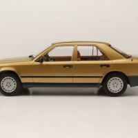 Mercedes 300 E W124 1984 - мащаб 1:18 на MCG моделът е нов в кутия, снимка 3 - Колекции - 44876001