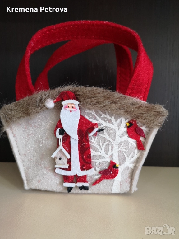 Нова Декоративна коледна кошница, изработена от филц, с апликации на Дядо Коледа и червени кардинали, снимка 1