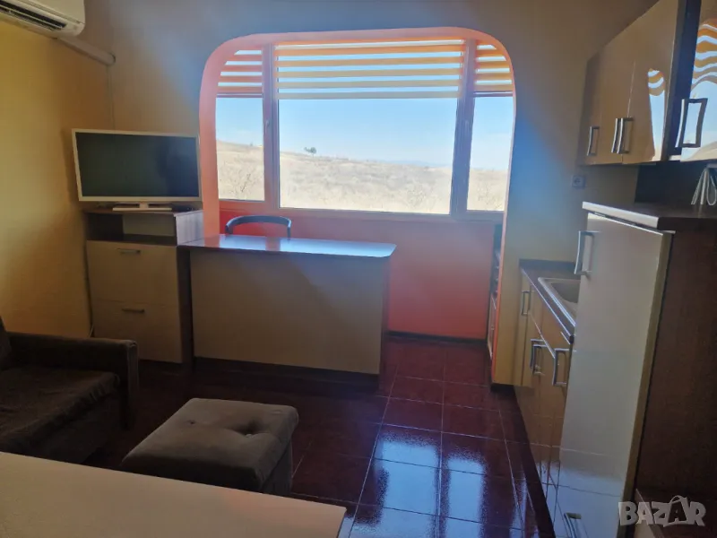 Продавам тристаен апартамент с гараж, снимка 1