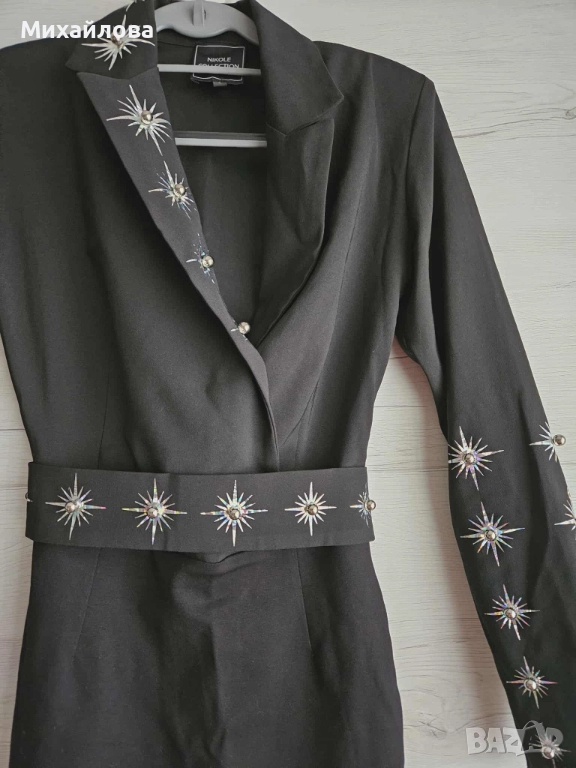 Елегантна черна рокля с декоративни елементи, снимка 1