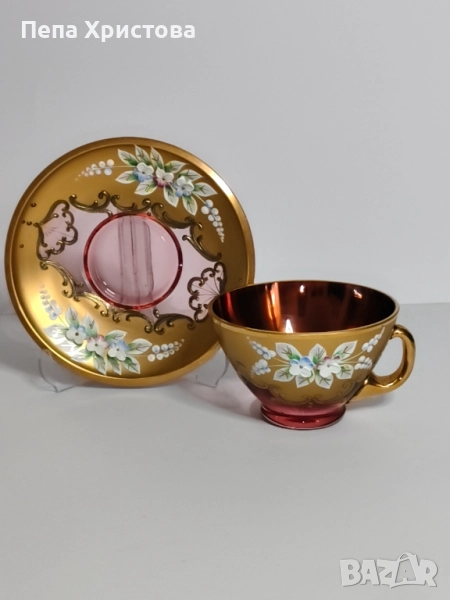 Чаша за чай от бохемски розов кристал с пищна позлата и флорални мотиви. , снимка 1