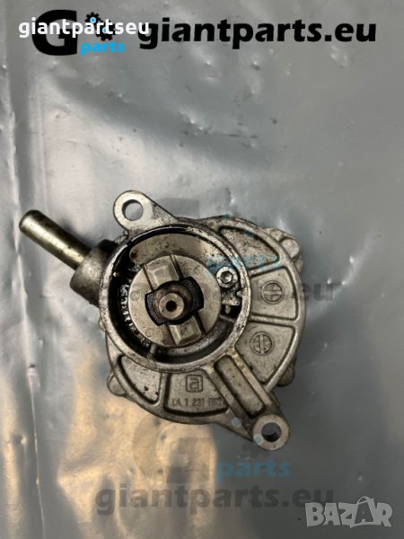 Вакуум помпа за Мерцедес Mercedes W204 , LA1231052, снимка 1