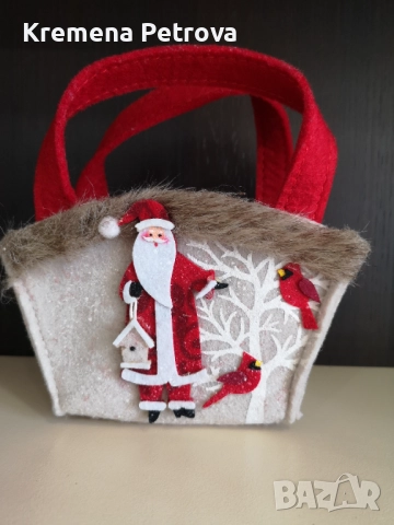 Нова Декоративна коледна кошница, изработена от филц, с апликации на Дядо Коледа и червени кардинали