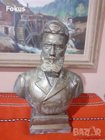 Страхотен бюст на Христо Ботев от лят бетон с цвят бронз