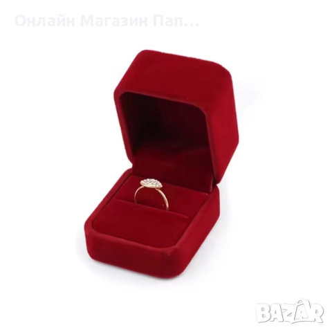 Кутийка от червено кадифе с обли ъгли – за пръстени и обеци