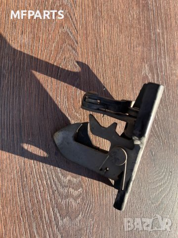 Ключалка за преден капак Mercedes w211, снимка 2 - Части - 43024254