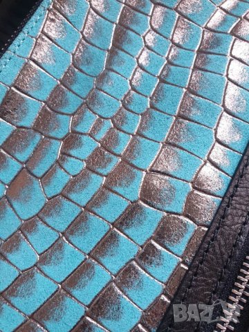 Дамска кожена чанта в цвят тюркоаз с лъскав принт марка Emilio Masi, снимка 5 - Чанти - 37115024