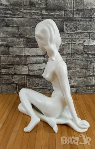 Порцеланова фигура на жена - Goebel, снимка 2 - Други ценни предмети - 49653605