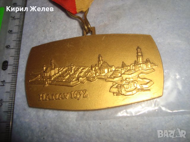 1979г. - ХАНАУ 1632г. ПОЗЛАТЕН БРОНЗОВ ПАМЕТЕН НЕМСКИ МЕДАЛ ИСТОРИЧЕСКИ с ЛЕНТА и НОСАЧ 30652, снимка 3 - Антикварни и старинни предмети - 38026215