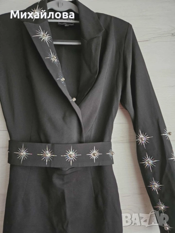 Елегантна черна рокля с декоративни елементи