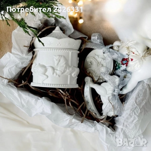 Коледна подаръчна кутия с свещ и две играчки за елха 