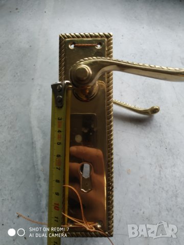 четири ретро месингови дръжки за врата с шилд-комплект, снимка 3 - Други ценни предмети - 37889593