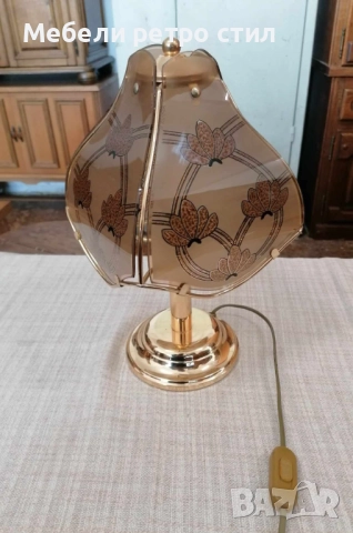 Красива, ретро настолна лампа с тежка месингова основа и декоративен стъклен абажур., снимка 2 - Декорация за дома - 52443691