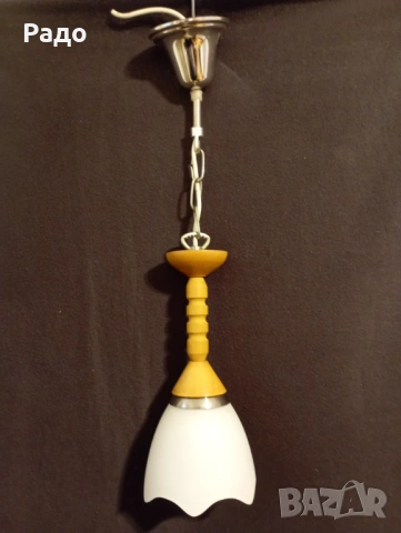 Красив полилей с бял стъклен абажур