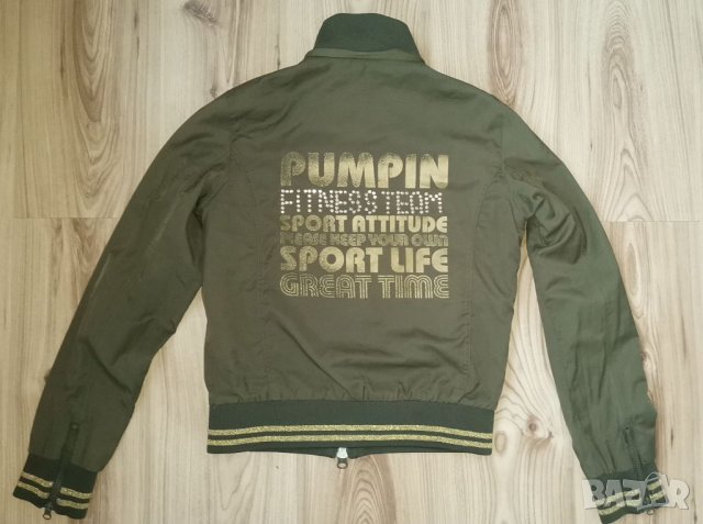 Дамско яке BERSHKA, size M, със златна щампа на гърба, много запазено, снимка 2 - Якета - 35250939