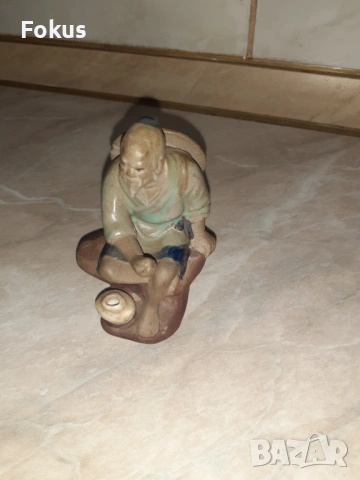 Стара малка фигурка статуетка