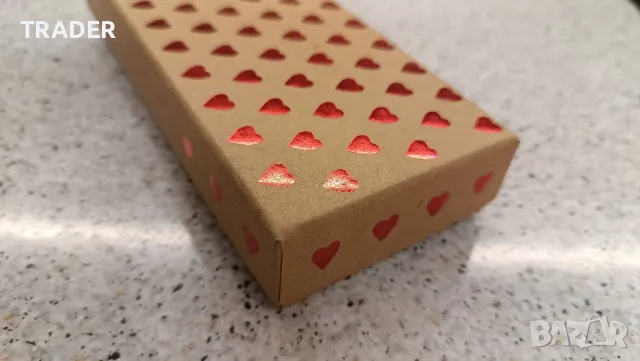 подаръчна кутия подарък със сърца 