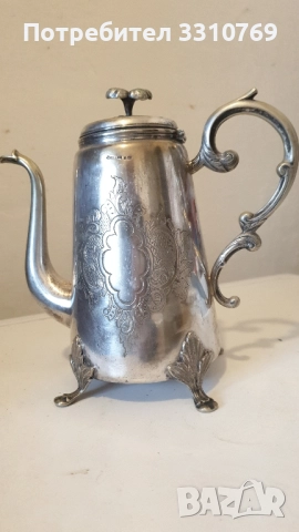 Красиви посребрени чайници и кани.