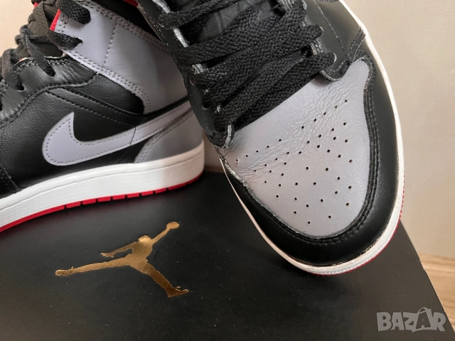 Оригинални Nike Air Jordan 1 mid в размер 42, снимка 5 - Спортни обувки - 53223110