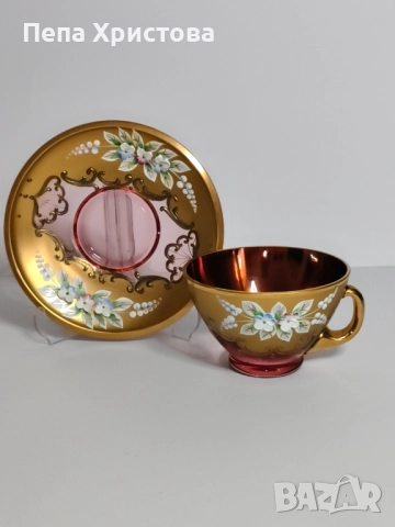 Чаша за чай от бохемски розов кристал с пищна позлата и флорални мотиви. 